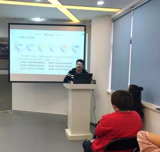 年度总结大会: 整装待发,携手共进!