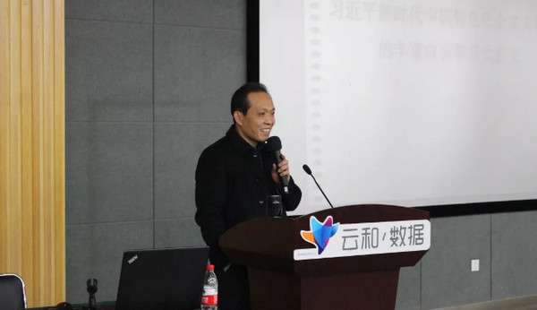 配图3 郑州市委党校教务处张处长上台以“党的创新理论万场宣讲进基层”为主题演讲 配图3 郑州市委党校教务处张处长上台以“党的创新理论万场宣讲进基层”为主题演讲