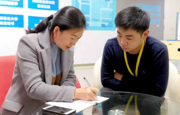 1546845103693700.jpg 配图3 徐老师为学生答疑解惑.jpg