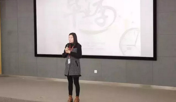 1546845122314925.jpg 配图2 徐老师主持毕业典礼.jpg