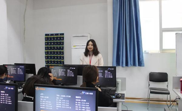 1551665562101100.jpg 配图3 主任李老师给大家讲解各项班级管理制度.jpg