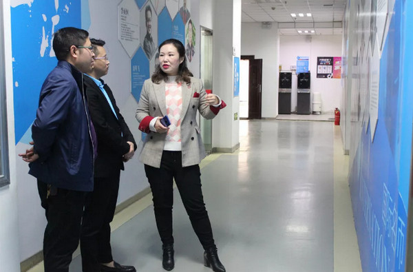 1552008895917644.jpg 配图7 杨院长一行参观云和数据的教学区.jpg