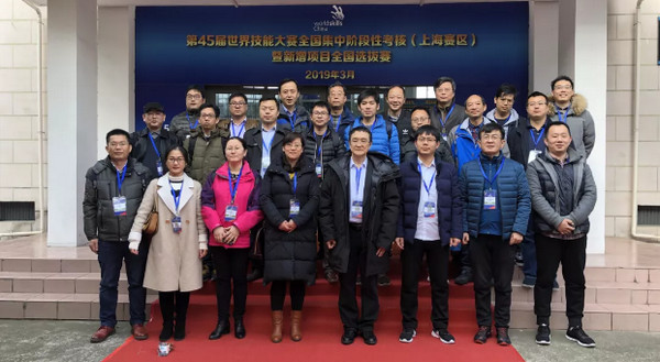 1552619190626062.jpg 配图3 云和数据副总经理陈总(第三排左三)带队参加比赛.jpg