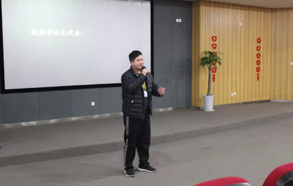 1552619955136407.jpg 配图4 优秀毕业生代表刘同学上台发言.jpg